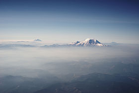 mount_rainier_and_other_cascades_mountains_poking_through_clouds